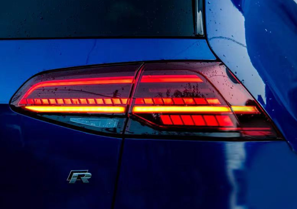 Par de Lanterna Traseira LED R-Line para Volkswagen Golf 7/7.5 (Modelos 2013-2018)