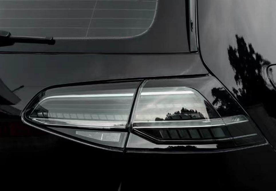 Par de Lanterna Traseira LED R-Line para Volkswagen Golf 7/7.5 (Modelos 2013-2018)