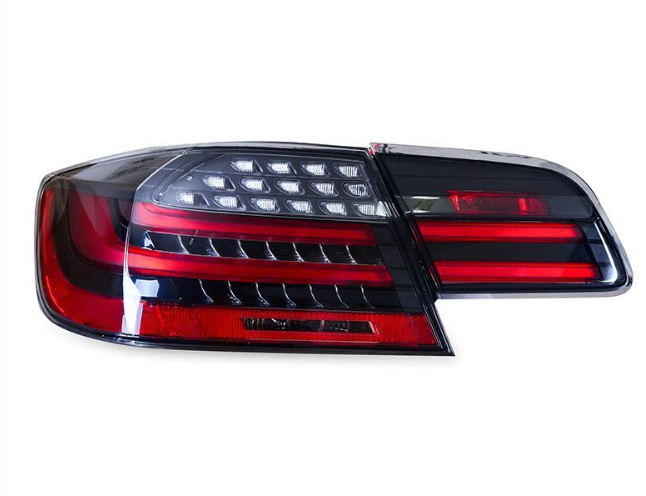 Conjunto de Lanterna Traseira para BMW Série 3 E92 (330, 335, M3) - Versão Americana com Pisca Dinâmico