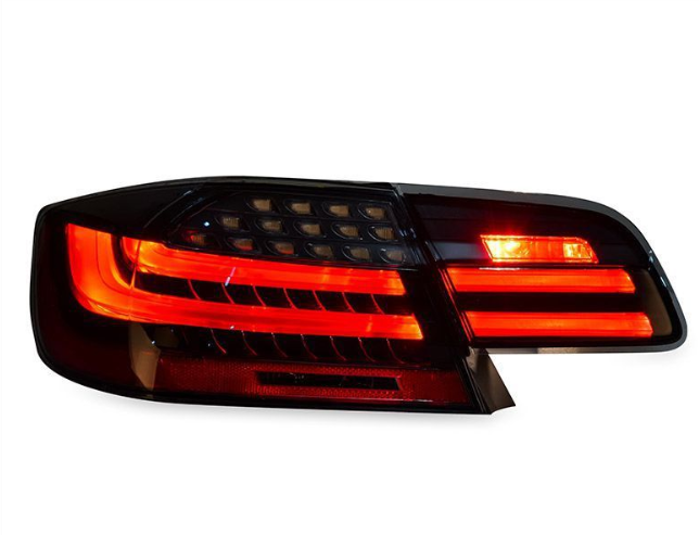 Conjunto de Lanterna Traseira para BMW Série 3 E92 (330, 335, M3) - Versão Americana com Pisca Dinâmico